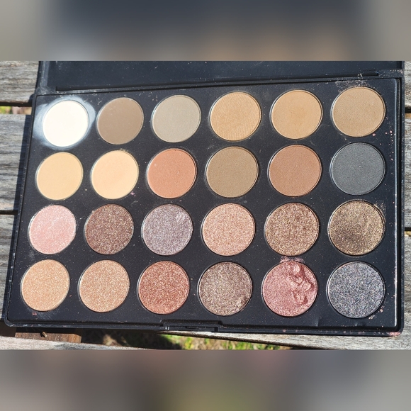 J. Cat Beauty 24 Eyeshadow Palette~Downtown LA - Picture 2 of 3